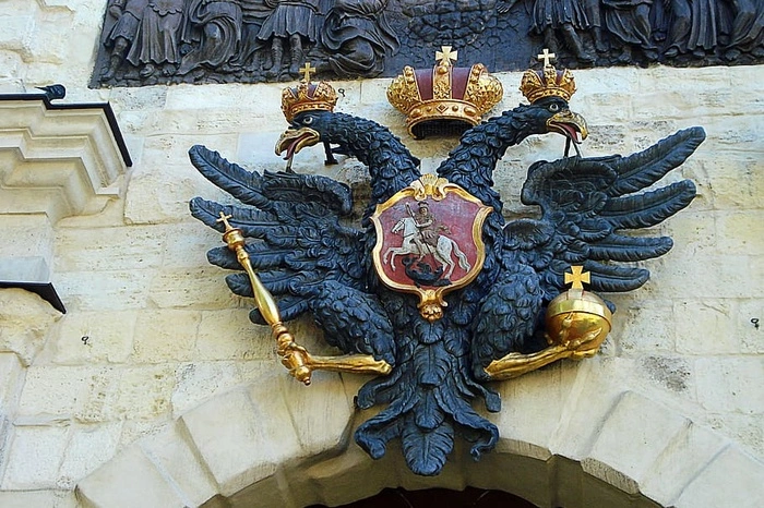 Военблогера возмутило видео с награждения сына Кадырова, где на гербе РФ нет крестов