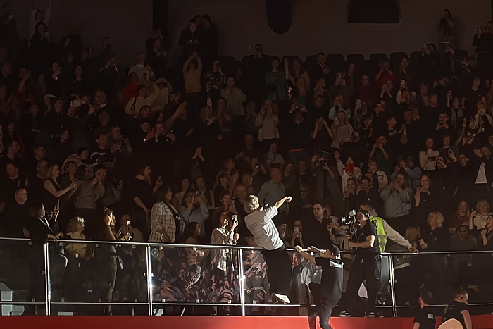 Диана Арбенина ворвалась в толпу фанатов на концерте в Екатеринбурге