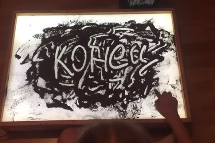 Скандальное видео с девочкой, рисующей прахом прадедушки, оказалось фейком