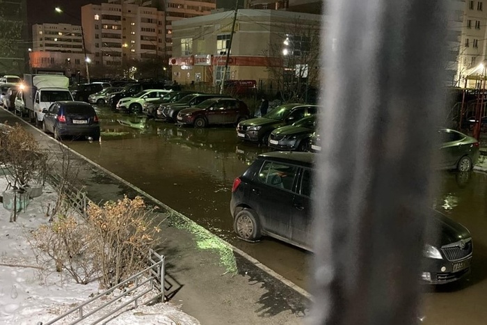 В Екатеринбурге произошёл потоп из-за повреждения водовода