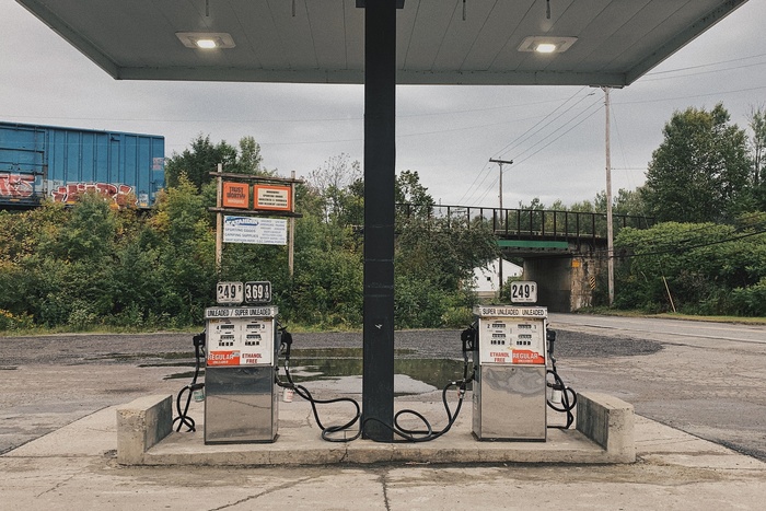 Цену на бензин в России в Минэнерго назвали несправедливо низкой