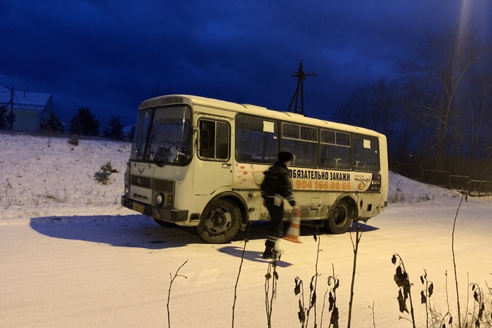 Маленький ребенок скатился с горки под колеса автобуса в Свердловской области