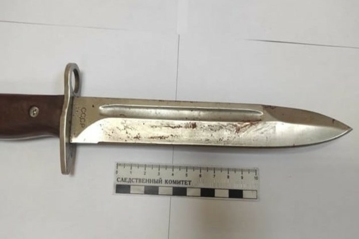 В Екатеринбурге продавец-кондитер залез в окно и зарезал штык-ножом мужчину