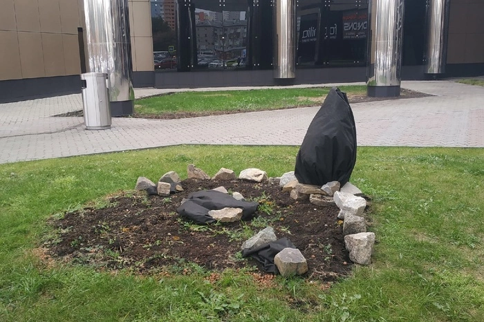 Возле ТРЦ на Уктусе появились клумбы, похожие на могилки