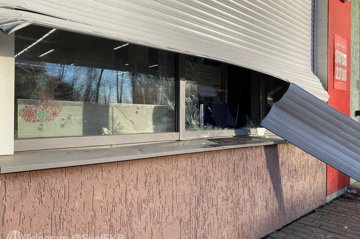 В Екатеринбурге грабитель разворотил витрину «Магнита» ради нескольких бутылок алкоголя