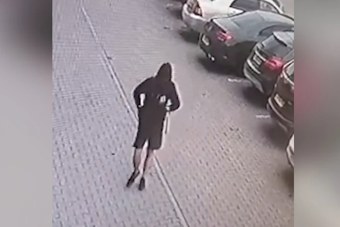 Появилось видео того, как самокатчик расстрелял Mercedes в Екатеринбурге