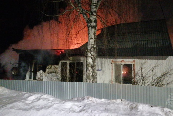Стало известно, почему загорелся дом в свердловском поселке, где сгорели мать и трое детей