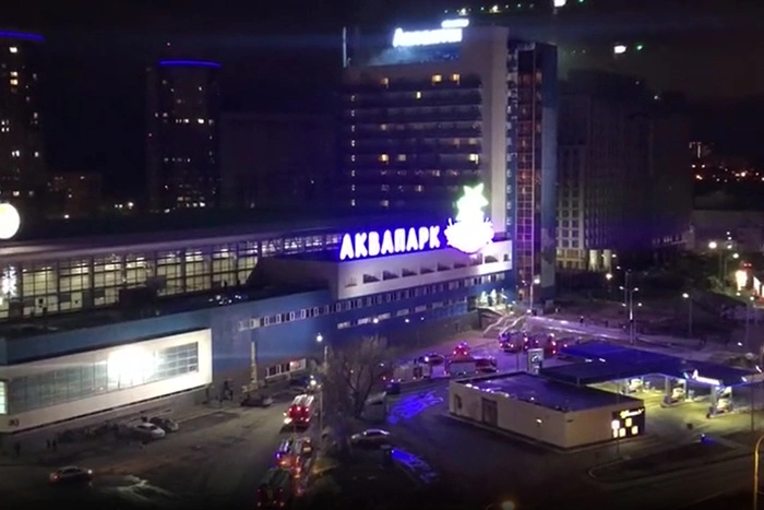 К аквапарку «Лимпопо» съехались десятки пожарных