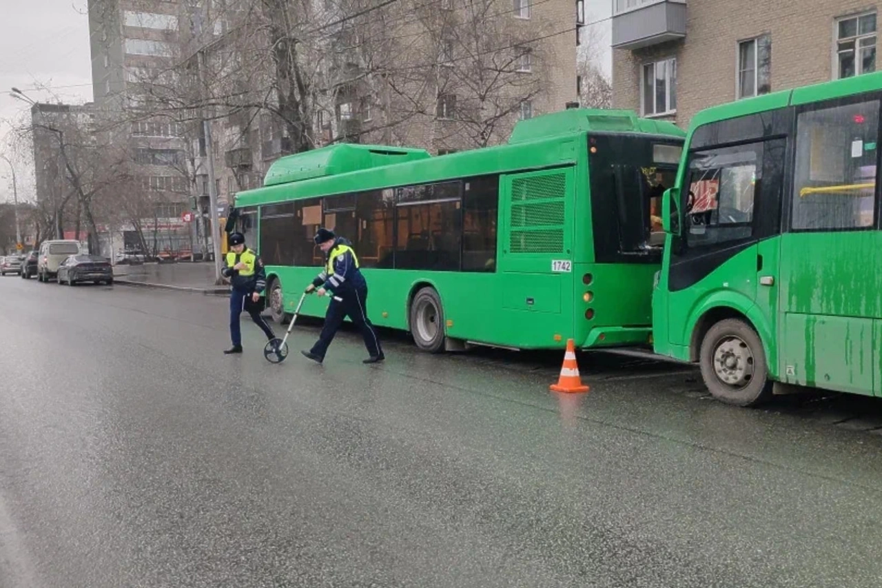 Разогнавшийся автобус с пассажирами в Екатеринбурге не смог затормозить, подъезжая к остановке