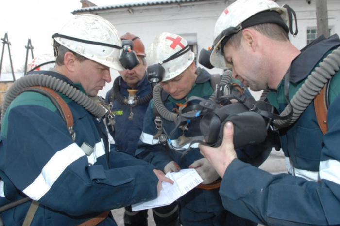 Горноспасатели-водолазы работают на затопленных выработках рудника «Мир»