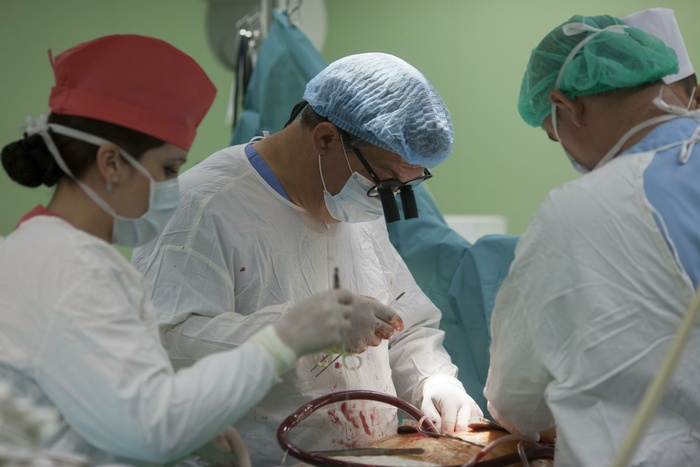 Британский хирург оставлял «автографы» на печени пациентов