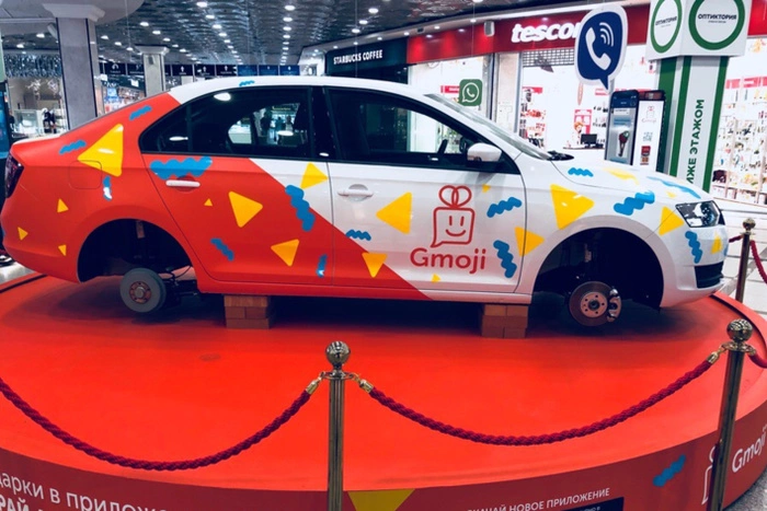 В «Гринвиче» с автомобиля на рекламном стенде украли колеса