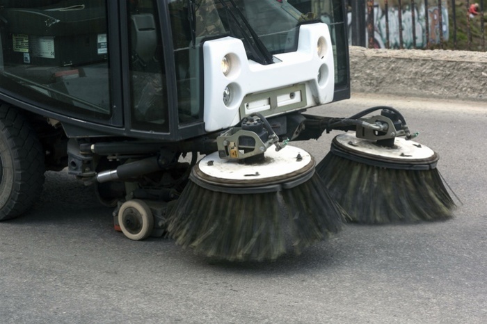 Коммунальные службы Екатеринбурга очистили от грязи больше половины дорог города