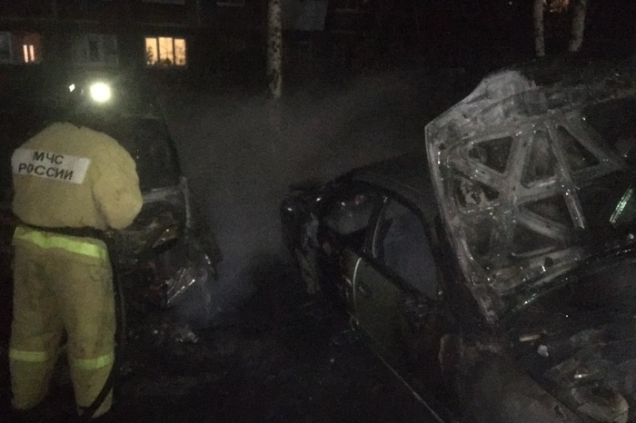 На Юго-Западе за ночь сгорели три автомобиля, еще один поврежден