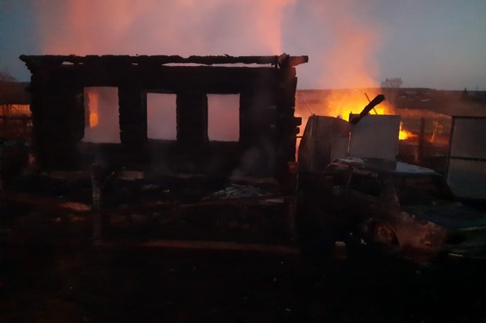 В Свердловской области во время пожара погибли четверо детей. Ещё один ребенок остается под завалами