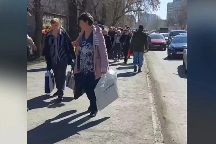 В Екатеринбурге около кладбищ образовались большие пробки