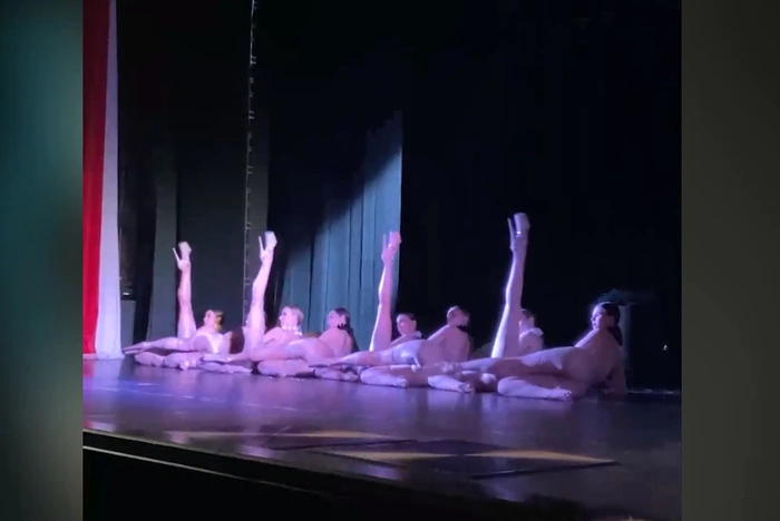 В Екатеринбурге полуголые девушки показали откровенный спектакль