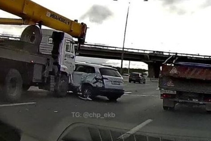 На подъезде к аэропорту Кольцово выстроилась огромная пробка из-за аварии с погрузочным краном