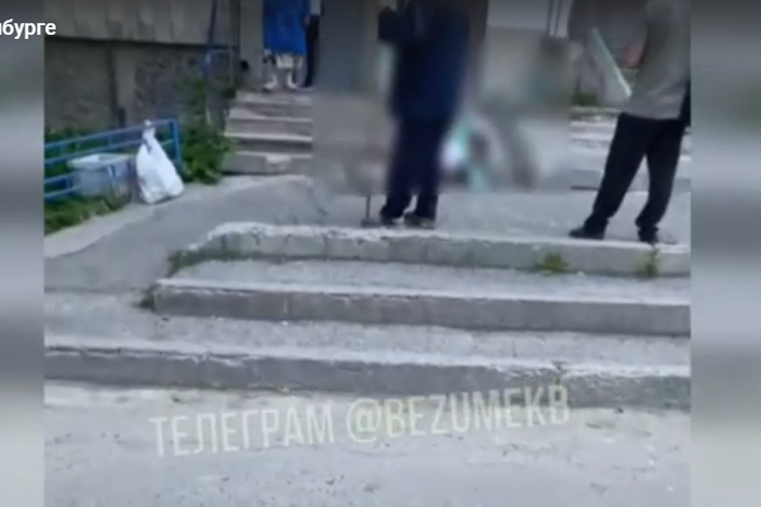 Под окнами дома по улице Пехотинцев в Екатеринбурге нашли труп