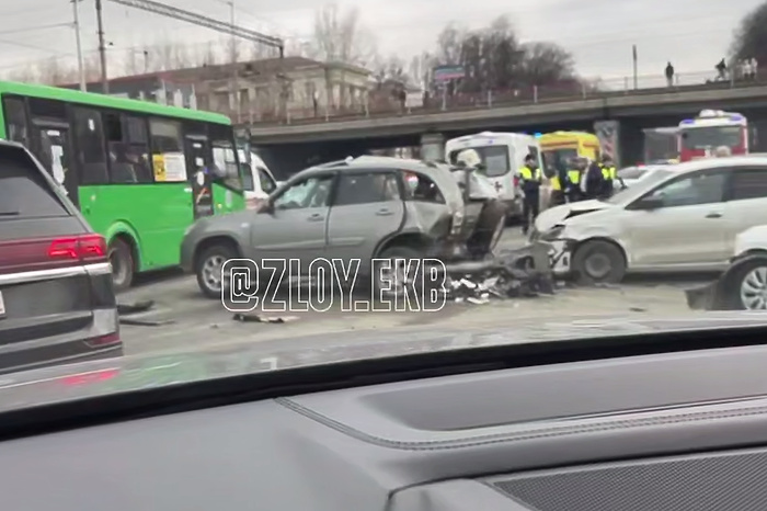 В центре Екатеринбурга массовое ДТП парализовало движение