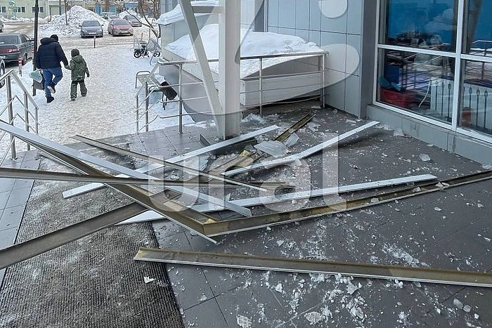 Глыба льда едва не зашибла детей на входе в бассейн УрФУ в Екатеринбурге