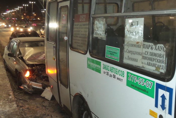 Daewoo Nexia врезалась в маршрутный автобус на проспекте Ленина
