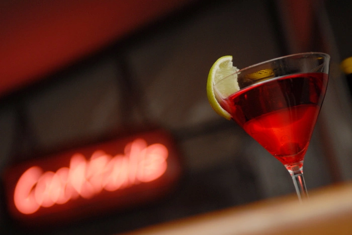 Посетитель кафе в Екатеринбурге ранил охранника