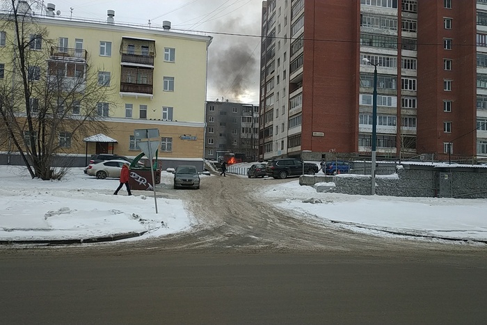 В Екатеринбурге эвакуировали 50 человек из-за загоревшегося мусора