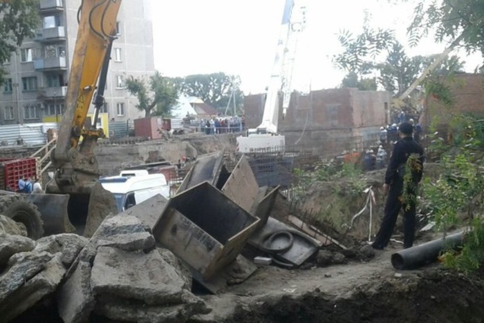 В Новосибирске на рабочих рухнула стена дома