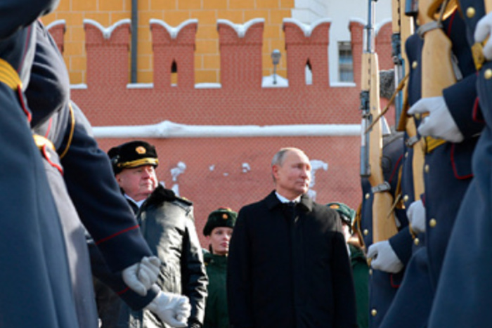 В Кремле объяснили, почему Путин вышел в мороз без шапки