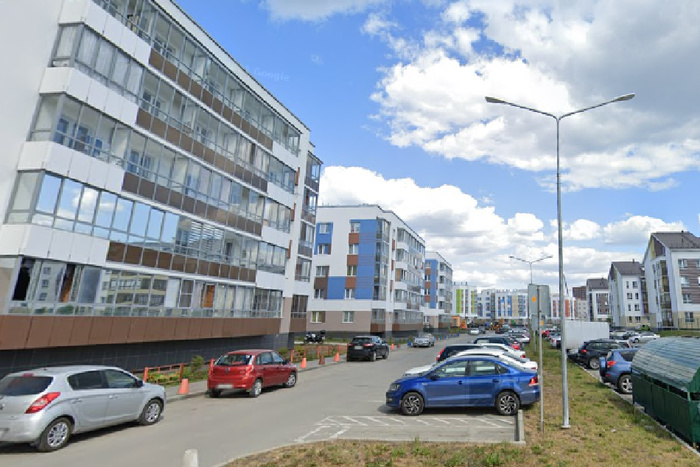 В Екатеринбурге неизвестные обстреляли жилой дом