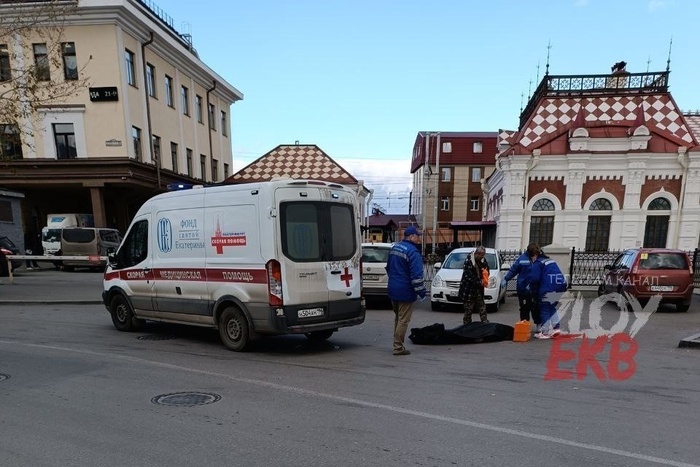 На железнодорожном вокзале Екатеринбурга обнаружили труп