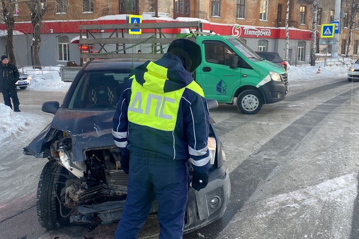 В Свердловской области пьяный водитель без прав устроил массовую аварию с пострадавшими