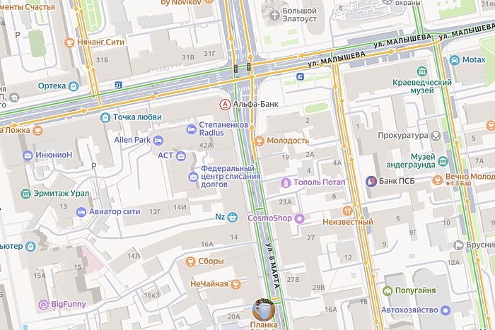 На место приехала реанимация: в центре Екатеринбурга произошло ДТП