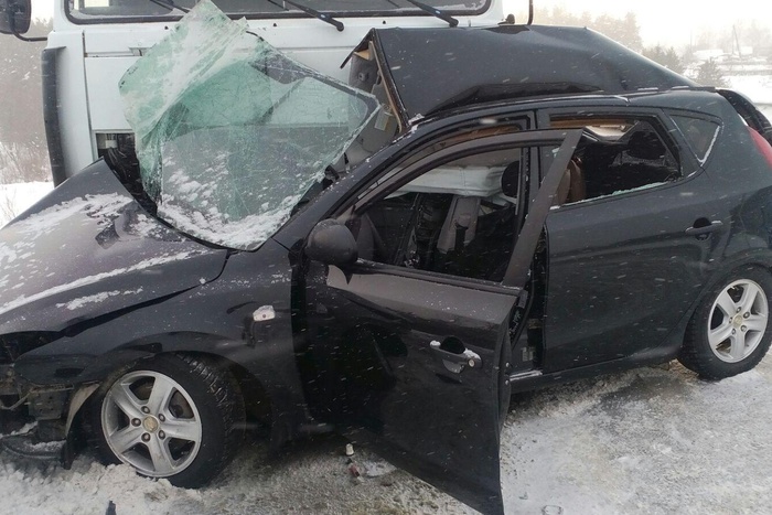 Отлетевшая с автокрана деталь проломила лобовое стекло Audi, ранив водителя