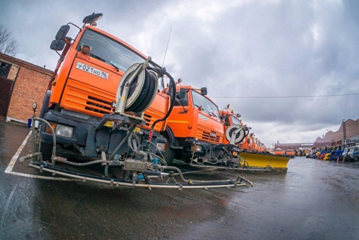В Екатеринбурге готовят тракторы для борьбы со снегопадами