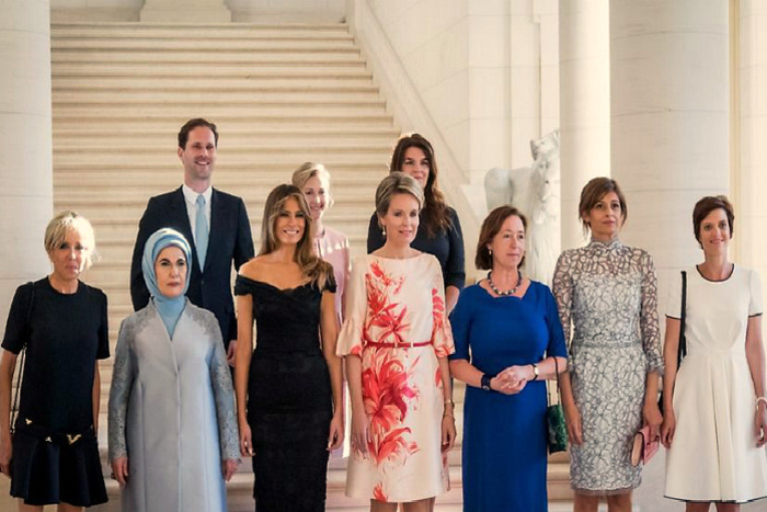 Гей-партнер премьера Люксембурга сфотографировался в окружении первых леди G7