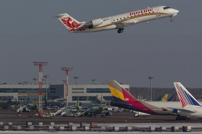 Из-за неблагоприятных метеоусловий почти на сутки задерживают рейс из Кольцово