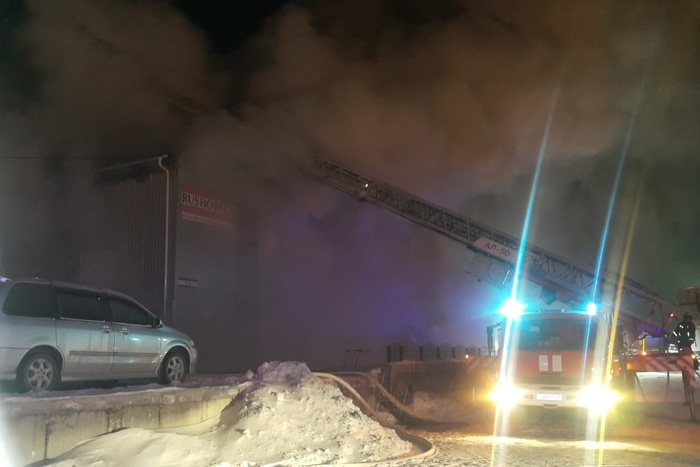 В Екатеринбурге сгорел огромный склад с автодеталями и газовыми баллонами