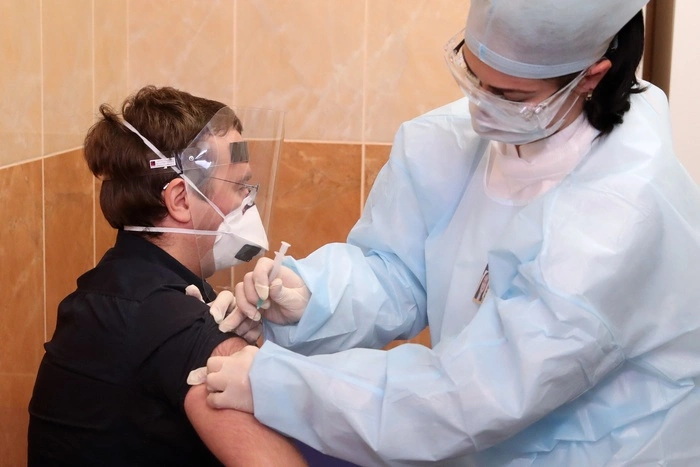 Московский журналист рассказал о том, как привился от COVID-19