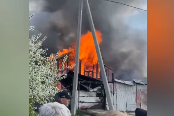В Свердловской области сгорел дом многодетной семьи