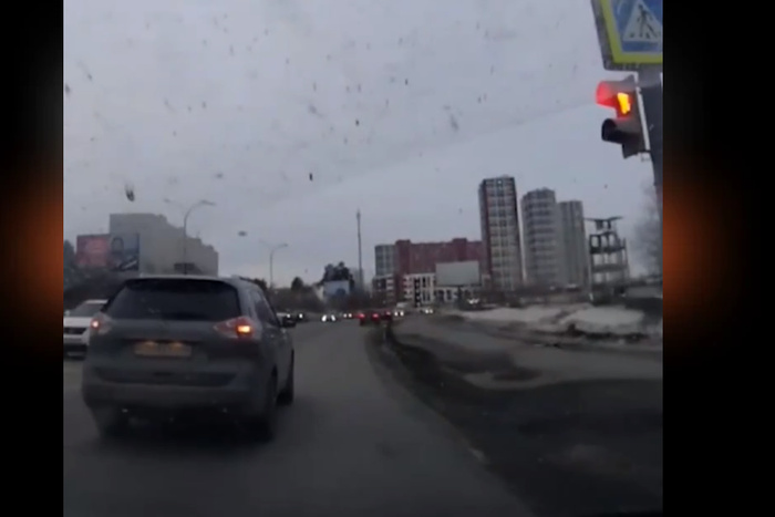 В Екатеринбурге автохам нагло подрезал водителя, повредил его авто и скрылся