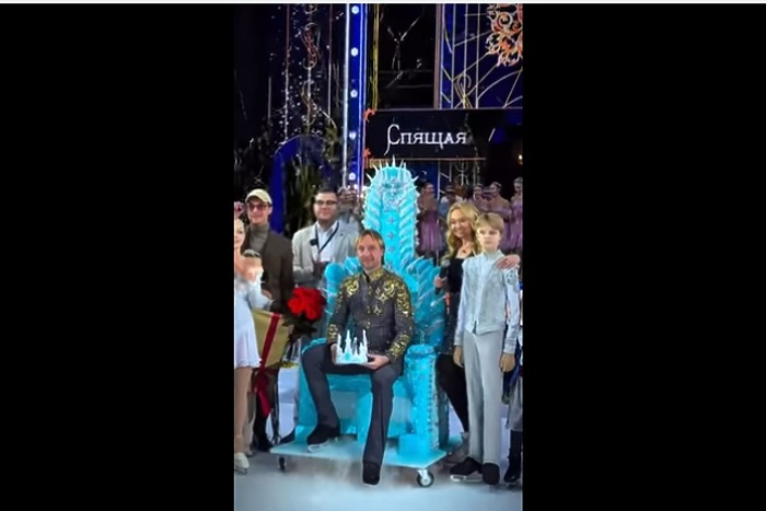 Уральские кондитеры подарили Евгению Плющенко на день рождения королевский торт