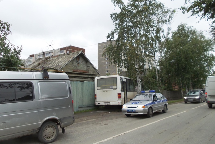 Автобус протаранил частный жилой дом на улице Чкалова в Екатеринбурге