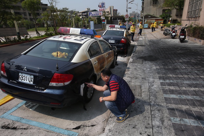 В Китае автоинспекторы встали перед пьяным водителем на колени