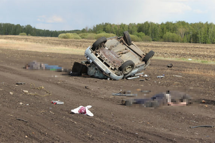 На Южном Урале мужчина нашел в поле два трупа и разбитый автомобиль