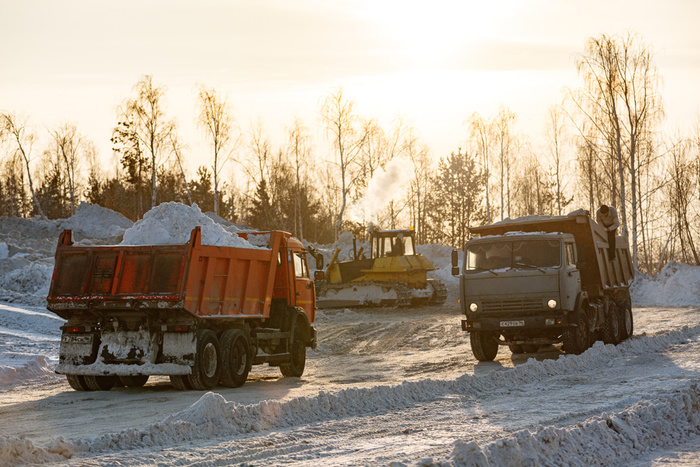 Грузовики вывезли за ночь 10 тысяч тонн снега из Екатеринбурга