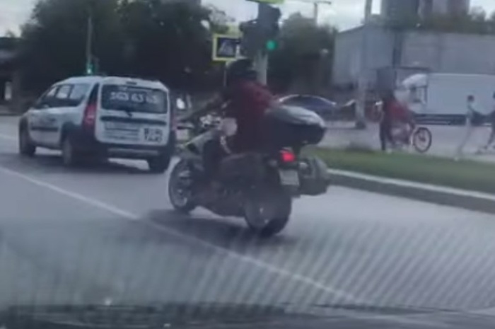В Екатеринбурге мужчина вёз маленького ребёнка на мотоцикле, нарушая ПДД — видео