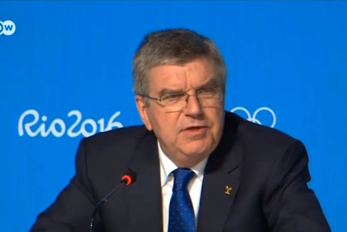 Глава МОК выступил в защиту российских атлетов после обвинений в допинге