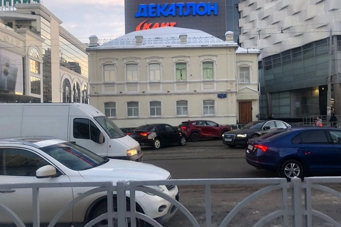 «Пробка сейчас будет до Луны». На Радищева на трамвайных путях столкнулись машины